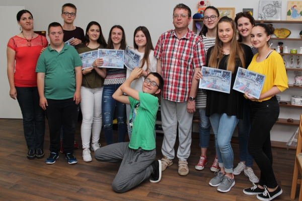 Zajednička fotografija osoba s Down sindromom i volontera.